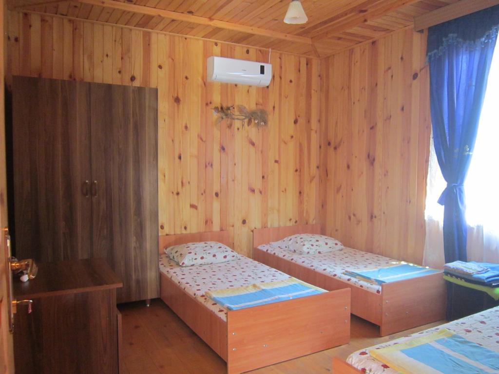 Wooden Cottage Махинари Стая снимка